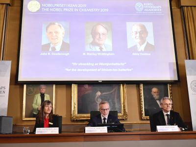 Goran K. Hansson (M) Generalsekretär der Königlich Schwedischen Akademie der Wissenschaften, und die Akademiemitglieder, Sara Snogerup Linse (l) und Olof Ramstrom verkünden die Gewinner des Chemie-Nobelpreises 2019, die auf der Leinwand gezeigt werden, Jo Chemie-Nobelpreis an drei Batterieforscher