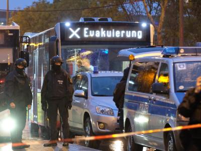 Ein Bus mit der Aufschrift «Evakuierung» wird von Polizei eskortiert. Bei Schüssen in Halle sind zwei Menschen getötet worden. Tote nach Schüssen in Halle/Saale