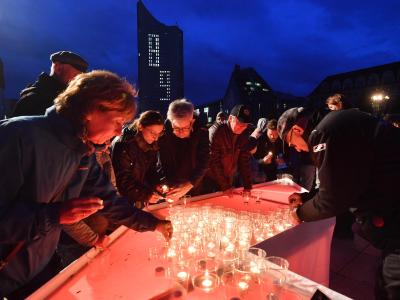 Bürgerinnen und Bürger bringen mit Kerzen den Schriftzug 30 Jahre Friedliche Revolution