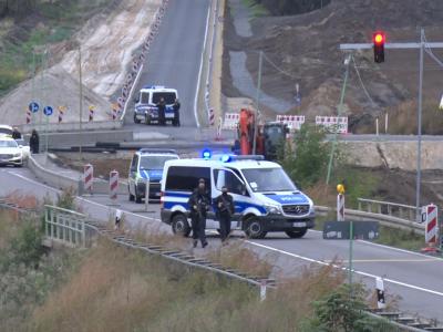 Polizisten kontrollieren an einer Baustelle auf der Bundesstraße 91 zwischen Deuben und Werschen ein Taxi. Polizeikontrolle auf Bundesstraße 91