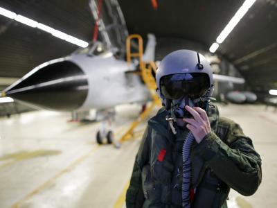 Ein Waffensystemoffizier des Taktischen Aufklärungsgeschwaders 51 «Immelmann» steht auf dem Fliegerhorst vor einem Tornado-Aufklärungsflugzeug. Entscheidung zum Anti-IS-Einsatz
