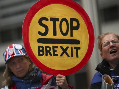 Teilnehmer eines Anti-Brexit-Protestes in Brüssel halten ein Schild mit der Aufschrift: Stop - Brexit. Die Protestierenden fordern die Ablehnung der Ausstiegsvorschläge des britischen Premierministers Johnson. Brexit
