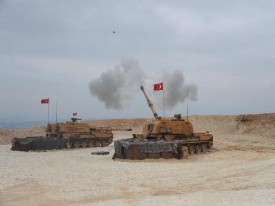 Dieses vom türkischen Verteidigungsministerium zur Verfügung gestellte Foto zeigt eine militärische Operation an der türkisch-syrischen Grenze. Die Türkei hat nach Luftangriffen gegen kurdische Milizen in Nordsyrien nun auch eine Offensive mit Bodentruppe Militäroffensive der Türkei