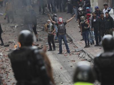 Polizisten und Demonstranten stoßen bei dem Protest gegen Präsident Moreno und dessen Wirtschaftspolitik zusammen. Proteste in Ecuador