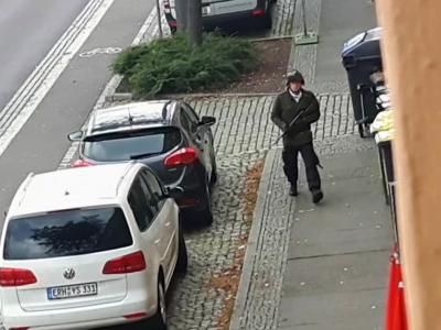 Das Videostandbild zeigt den schwerbewaffneten Täter von Halle. Mutmaßlicher Täter