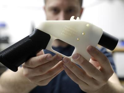 Cody Wilson, Gründer von Defense Distributed, hält eine Kunststoff-Pistole aus einem 3D-Drucker mit der Bezeichnung «Liberator» in seinem Laden. Waffen aus dem 3D-Drucker