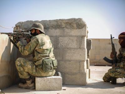 Ein Scharfschütze der mit der Türkei verbündeten Syrischen Nationalarmee zielt mit einer Waffe von einem Dach in Tall Abjad. Militäroffensive der Türkei