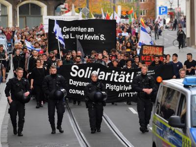 Demonstranten ziehen bei einer Solidaritätskundgebung durch Halle. Gedenken in Halle