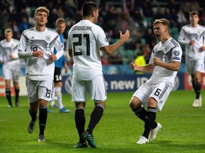 Ilkay Gündogan (M) feiert seinen Treffer mit Joshua Kimmich (r) und Luca Waldschmidt (l). Torjubel