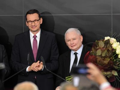 Polens Regierungschef Mateusz Morawiecki (l) und Jaroslaw Kaczynski (r), Vorsitzender der PiS-Partei, am Wahlabend in Warschau. Morawiecki und Kaczynski in Warschau