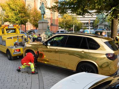 Der goldfarbene SUV wird nahe der Düsseldorfer Königsallee abgeschleppt. Goldenes Auto