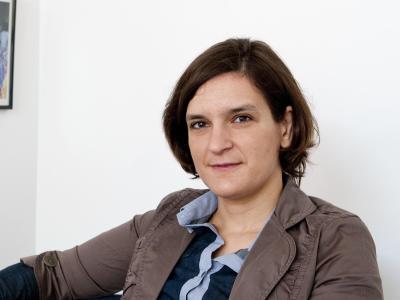 Duflo, die in Paris geboren wurde und auch die US-Staatsbürgerschaft besitzt, ist erst die zweite Frau nach der Amerikanerin Elinor Ostrom, die den Wirtschaftsnobelpreis erhält. Esther Duflo