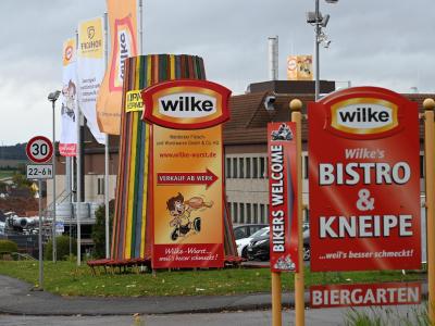 Firmenschilder kennzeichnen die Einfahrt zum Werksgelände des nordhessischen Wurstherstellers Wilke. Wursthersteller Wilke