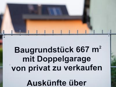 Verkaufsschild im Landkreis Vorpommern-Greifswald: Die Einwohner Mecklenburg-Vorpommerns haben im vergangenen Jahr im Schnitt 111 Euro Grundsteuer an ihre Kommune gezahlt. Immobilie