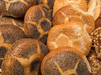 Die Frage, wie lange Bäcker sonntags Brötchen verkaufen dürfen, beschäftigt den Bundesgerichtshof (BGH). Öffnungszeiten bei Bäckereien