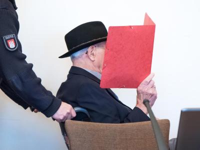 Ein 93 Jahre alter ehemaliger SS-Wachmann des Konzentrationslagers Stutthof wird in den Gerichtssaal geschoben. Ehemaliger SS-Wachmann