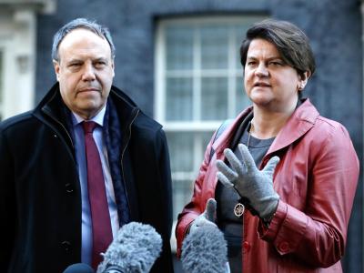 Die DUP-Vorsitzende Arlene Foster und Stellvertreter Nigel Dodds in London. Arlene Foster und Nigel Dodds