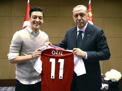 Dieses Foto war der Auslöser des heftigen Konflikts: Mesut Özil mit dem türkischen Präsidenten Recep Tayyip Erdogan. Özil und Erdogan