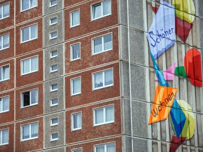 Das DIW warnt vor den Auswirkungen des Klimapakets für Haushalte mit wenig Geld. Plattenbau
