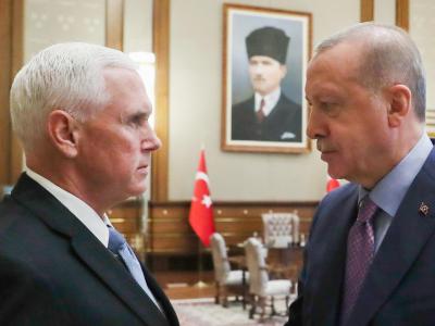 US-Vizepräsident Mike Pence (l.) versucht in Ankara, den türkischen Präsidenten Recep Tayyip Erdogan von einer Waffenruhe zu überzeugen. Ankara-Besuch