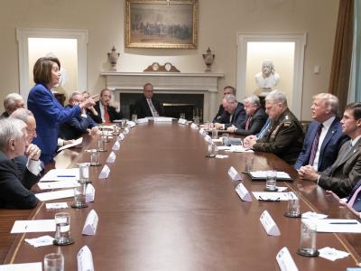 Erhobener Zeigefinger: Die US-Demokratin Nancy Pelosi in der Auseinandersetzung mit Donald Trump, die mit einem Eklat endete. Eklat zwischen Trump und Pelosi