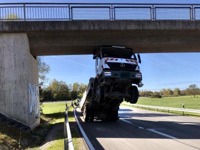 Spektakulärer Lkw-Unfall eines 80-Jährigen in Oberbayern. Lkw-Unfall