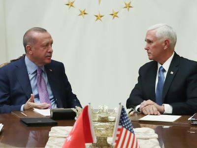 US-Vizepräsident Mike Pence (r )hat beim Besuch in Ankara eine fünftägige Waffenruhe in Nordsyrien erreicht. Erdogan und Pence