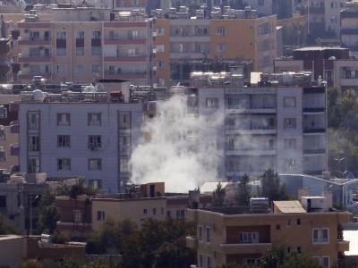 Rauch steigt über der syrischen Stadt Ras al-Ain auf. Konflikt in Nordsyrien