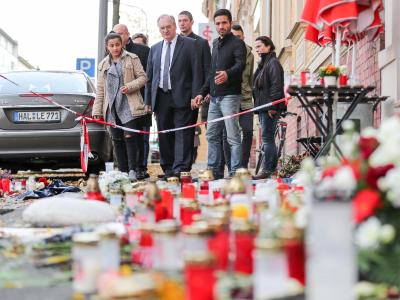 Reiner Haseloff (4.v.l., CDU) und der Opferbeauftragte der Bundesregierung haben den vom rechtsextremen Terroranschlag betroffenen Kiez-Döner besucht. Haseloff und Opferbeauftragter in Halle