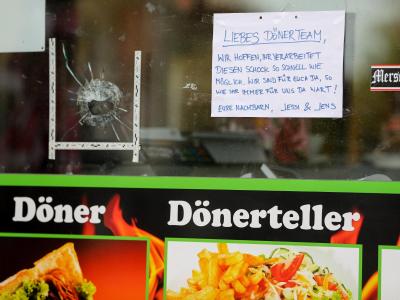 Ein Aufmunterungsschreiben hängt neben dem Einschussloch an der Schaufensterscheibe des Kiez-Döners. Dönerladen in Halle