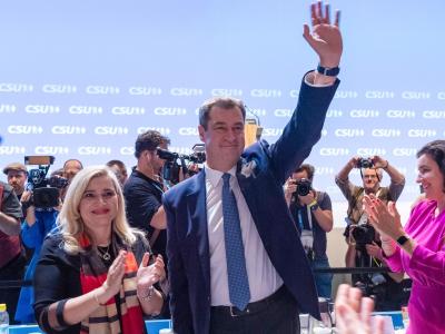 Hervorragendes Ergebnis: Parteifreunde gratulieren CSU-Chef Markus Söder zu seiner Wiederwahl. CSU-Parteitag 2019