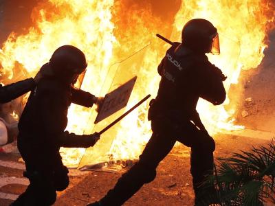Brennende Straßenbarrikade in Barcelona: Der Protest gegen die Haftstrafen für neun Separatistenführer wird gewalttätiger. Barcelona