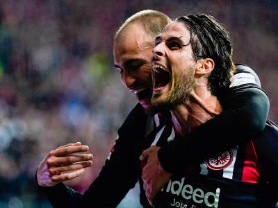 Der Frankfurter Goncalo Paciencia (r) feiert mit Bas Dost sein Tor zum zwischenzeitlichen 2:0. Heimsieg