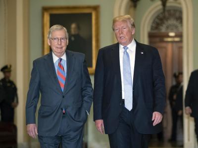 Der republikanische Mehrheitsführer im US-Senat, Mitch McConnell (l), und Präsident Donald Trump im Weißen Haus in Washington. McConnell und Trump