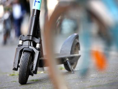 Seit Mitte Juni dürfen E-Tretroller in Deutschland auf Fahrradwegen und Straßen fahren. E-Tretroller