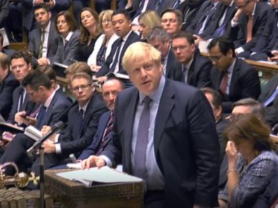 Premier Johnson spricht während der Sondersitzung im britischen Unterhaus. Johnson gibt Erklärung ab