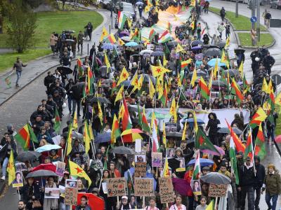 Teilnehmer der Demonstration gegen die türkische Militär-Offensive in Nordsyrien ziehen durch Köln. Protest gegen Militär-Offensive