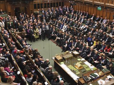 Abgeordnete sitzen im britischen Unterhaus und debattieren über den Brexit. Britisches Parlament