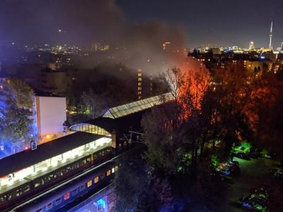 Nach Feuerwehrangaben brannte in dem Sonderzug ein Waggon «in voller Ausdehnung». Feuer in Zug mit Fußballfans