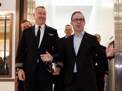 Kapitän Sean Golding (l) und Qantas-CEO Alan Joyce nach der Landung am Sydney International Airport an. Für den Nonstop-Flug von New York nach Sydney brauchten sie 19 Stunden und 16 Minuten. In 19 Stunden von New York nach Sydney