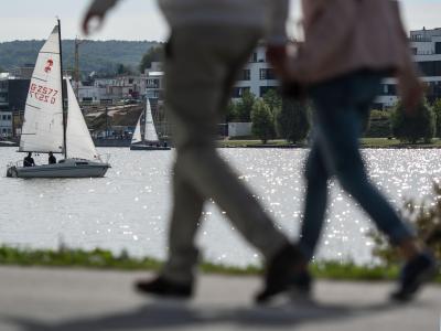 Auch für 45-Jährige gilt: Der Gang verrät, wie fit eine Person ist. Gehgeschwindigkeit eines Menschen