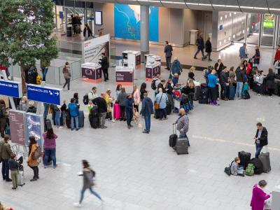 Gestrandete Fluggäste vor einem Serviceschalter am Flughafen Düsseldorf. Gestrandete Fluggäste in Düsseldorf