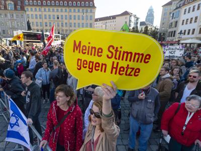 Unter dem Motto «Herz statt Hetze» sind in Dresden Menschen aus ganz Sachsen gegen die islam- und ausländerfeindliche Pegida auf die Straße gegangen. Auf der Straße in Dresden