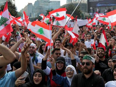 Demonstranten schwenken libanesische Flaggen und fordern wegen der schweren Wirtschaftskrise im Land einen Regierungswechsel. Proteste in Beirut