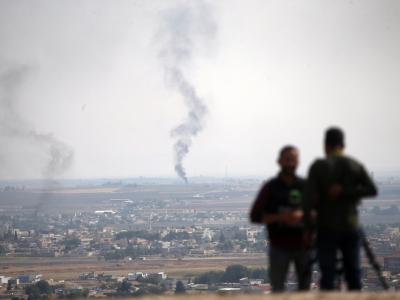TV-Journalisten beobachten von einer Anhöhe auf der türkischen Seite der Grenze aus Rauch über dem nordsyrischen Ras al-Ayn. Konflikt in Nordsyrien