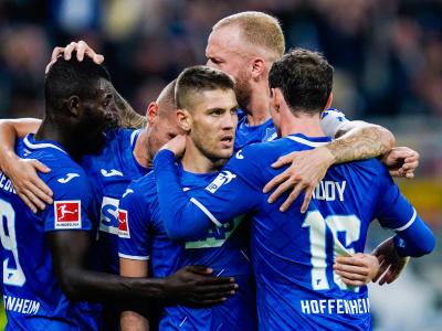 Die Spieler der TSG Hoffenheim gewinnen überraschend gegen Schalke 04. TSG-Freude