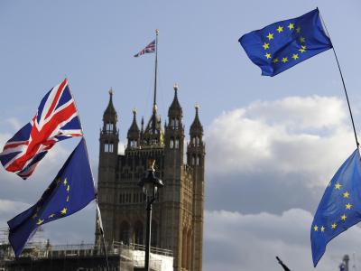 Die Flaggen von Großbritannien und der Europäischen Union wehen vor dem britischen Parlament. Britisches Parlament
