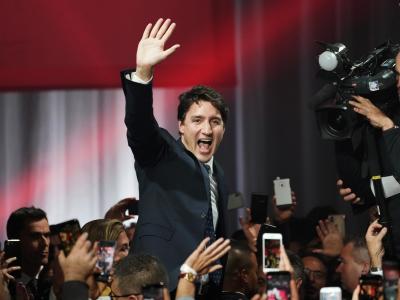 Justin Trudeau, Premierminister von Kanada, jubelt in der Wahlzentrale der Liberalen. Wahlen in Kanada
