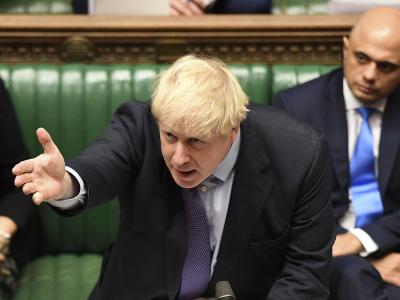 Boris Johnson gestikuliert während der Debatte im Unterhaus. Der Premier musste eine weitere Niederlage hinnehmen. Boris Johnson