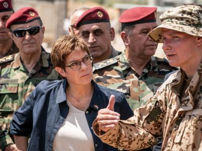 Irak-Besuch: Verteidigungsministerin Annegret Kramp-Karrenbauer spricht in Bnaslawa mit einem Soldaten der Bundeswehr, der die Ausbildung kurdischer Peschmerga im nordirakischen Kurdengebiet unterstüzt. Kramp-Karrenbauer im Irak